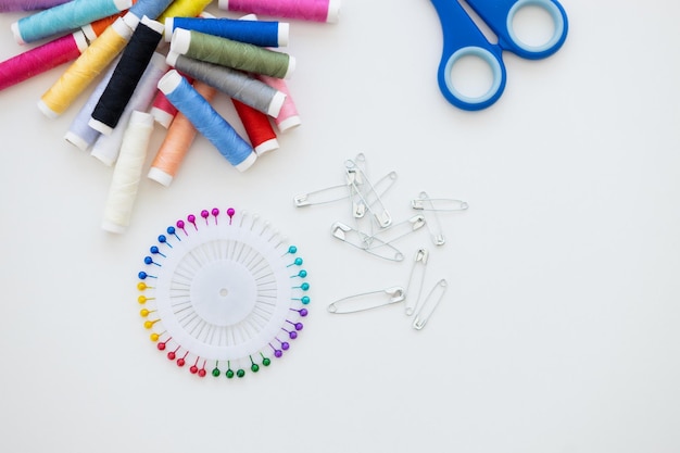 Stolik z przyborami do haftu